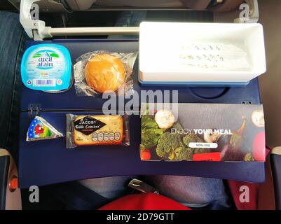 Un ensemble de plats pour le déjeuner pour un passager flydubai. Nourriture dans l'avion. Banque D'Images