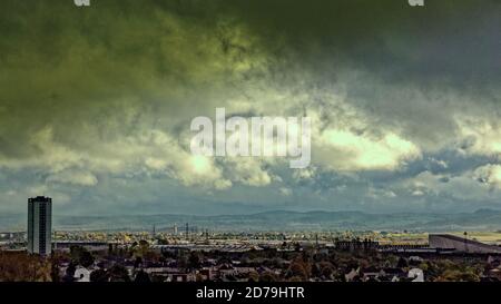 Glasgow, Écosse, Royaume-Uni. 21 octobre, 2020: Météo au Royaume-Uni: Le jour gris et humide a vu le ciel turbulent au-dessus du sud de la ville et le centre commercial intu et les pylônes de Braehead avec la tour de Scotstoun au premier plan. Crédit : Gerard Ferry/Alay Live News Banque D'Images