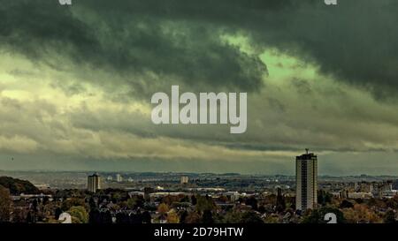 Glasgow, Écosse, Royaume-Uni. 21 octobre, 2020: Météo au Royaume-Uni: Le jour gris et humide a vu le ciel turbulent au-dessus du sud de la ville an et les pylônes de Braehead avec la tour de Scottoun au premier plan. Crédit : Gerard Ferry/Alay Live News Banque D'Images