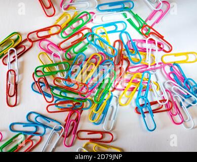 Trombones colorés sur fond blanc. Banque D'Images