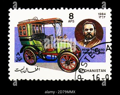 MOSCOU, RUSSIE - 21 DÉCEMBRE 2017 : un timbre imprimé en Afghanistan montre Panhard limosine (1899) et Rene Panhard, série automobiles, vers 1984 Banque D'Images
