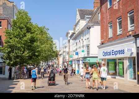 Centre-ville de Norwich Optical Express, magasins avec les gens de shopping sur Haymarket et Gentleman's Walk, Norwich Norfolk East Anglia Angleterre GB Europe Banque D'Images