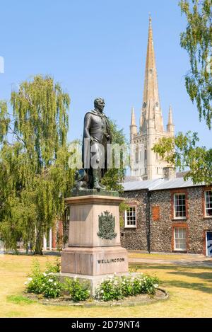 Statue du duc de Wellington Arthur Wellesley par George Gammon Adams (1854) dans la cathédrale Fermez la cathédrale de Norwich Norfolk East Anglia Angleterre GB Banque D'Images