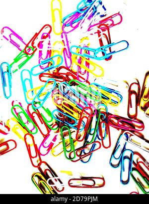Illustration de trombones colorés sur fond blanc. Clips multicolores sur fond plat. Filtre affiche. Banque D'Images