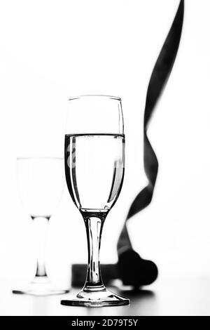 Photo monochrome de champagne sur la table blanche sur fond blanc isoler Banque D'Images