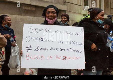 Londres, Royaume-Uni. 21 octobre 2020. Mettre fin à la manifestation contre le SRAS au Nigeria High Commission, dans l'avenue Northumberland, Londres, SW1. Des centaines de Nigérians manifestent leur mécontentement à l'égard des comportements violents des escadrons nigérians pour vols militaires spéciaux qui ont tué de nombreuses personnes apparemment innocentes au cours des derniers jours. Crédit : Peter Hogan/Alay Live News Banque D'Images