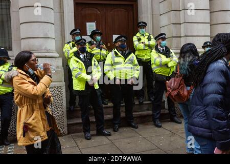 Londres, Royaume-Uni. 21 octobre 2020. Mettre fin à la manifestation contre le SRAS au Nigeria High Commission, dans l'avenue Northumberland, Londres, SW1. Des centaines de Nigérians manifestent leur mécontentement à l'égard des comportements violents des escadrons nigérians pour vols militaires spéciaux qui ont tué de nombreuses personnes apparemment innocentes au cours des derniers jours. Crédit : Peter Hogan/Alay Live News Banque D'Images