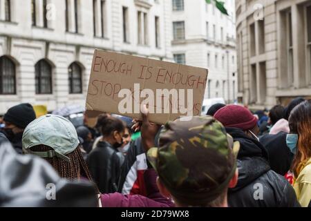 Londres, Royaume-Uni. 21 octobre 2020. Mettre fin à la manifestation contre le SRAS au Nigeria High Commission, dans l'avenue Northumberland, Londres, SW1. Des centaines de Nigérians manifestent leur mécontentement à l'égard des comportements violents des escadrons nigérians pour vols militaires spéciaux qui ont tué de nombreuses personnes apparemment innocentes au cours des derniers jours. Crédit : Peter Hogan/Alay Live News Banque D'Images