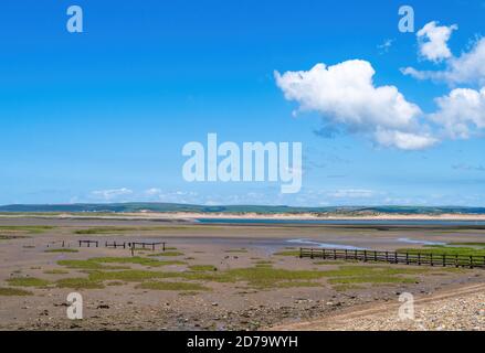 Méplats de boue et marais salants à marée basse à Northam Burrows, North Devon, Angleterre. Banque D'Images