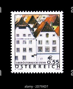 MOSCOU, RUSSIE - 26 NOVEMBRE 2017 : un timbre imprimé en Autriche montre des maisons gothiques, Steyr, haute-Autriche, série Holiday Country Austria, vers 2003 Banque D'Images