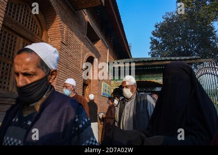 Srinagar, Inde. 21 octobre 2020. Des dévotés portant des masques protecteurs pendant les prières de masse.des milliers de musulmans se sont rassemblés au sanctuaire de Soufi Saint Khwaja Naqshband pour offrir des prières de masse spéciales traditionnelles 'Khawaja Digar' pour marquer l'URS de Soufi Saint Khwaja Naqshband. Crédit : SOPA Images Limited/Alamy Live News Banque D'Images