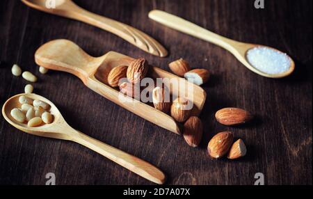 Charlotte avec pommes et noix. Préparation de la cuisson de pommes avec des noix et du miel. Dessert des produits cuits à partir de pommes et de noix avec du miel sur une table en bois. Banque D'Images