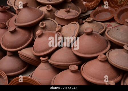 Tagines d'argile traditionnelles à vendre. Une casserole de cuisine de base vue sur la plupart des marchés marocains. Maroc, Afrique du Nord. Banque D'Images