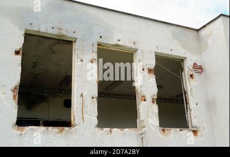 Bâtiment en manille en détail. Sur la façade il y a des espaces vides d'arbre comme les fenêtres ont été sorties. Les murs intérieurs sont recouverts de moisissure. Banque D'Images