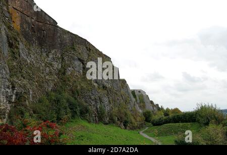 Forteresse ou citadelle à Belfort, en France, construite sur un rocher au-dessus de la ville. La vue conservée est une attraction représentant l'histoire de la France. Banque D'Images