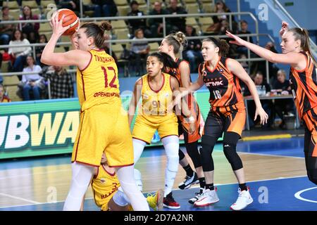 Orenburg, Russie - 24 novembre 2019: Les filles jouent au basket-ball dans le match de championnat russe entre les clubs de basket-ball "Hope" (Orenburg) et "UMMC Banque D'Images