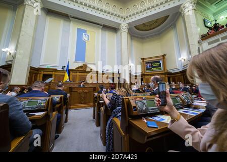 (201021) -- KIEV, le 21 octobre 2020 (Xinhua) -- le président ukrainien Volodymyr Zelensky prononce son discours annuel devant le Parlement à Kiev, en Ukraine, le 20 octobre 2020. M. Zelensky a déclaré mardi que les travaux sur la stratégie de développement économique des régions orientale de Donetsk et de Luhansk ont commencé. (Bureau présidentiel ukrainien/document via Xinhua) Banque D'Images