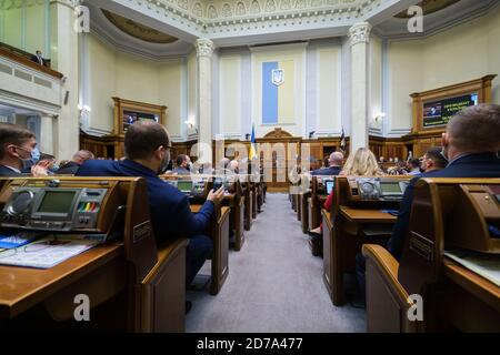 (201021) -- KIEV, le 21 octobre 2020 (Xinhua) -- le président ukrainien Volodymyr Zelensky prononce son discours annuel devant le Parlement à Kiev, en Ukraine, le 20 octobre 2020. M. Zelensky a déclaré mardi que les travaux sur la stratégie de développement économique des régions orientale de Donetsk et de Luhansk ont commencé. (Bureau présidentiel ukrainien/document via Xinhua) Banque D'Images