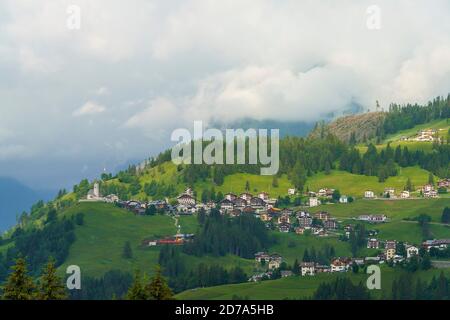 Paysage de montagne en été le long de la route de Selva di Cadore, Dolomites, province de Belluno, Vénétie, Italie. Banque D'Images