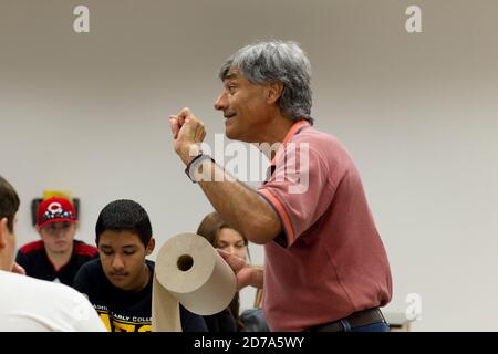 Un professeur hispanique prépare les étudiants à un cours de biologie à l'école secondaire Achieve Early College, sur le campus du South Texas College. L'école, qui fait partie du très réputé district scolaire McAllen dans le sud du Texas, à la frontière entre les États-Unis et le Mexique, compte près de 500 3/4 élèves, dont près de 100 000 proviennent de familles économiquement défavorisées. Banque D'Images