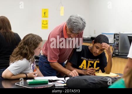 Un professeur hispanique prépare les étudiants à un cours de biologie à l'école secondaire Achieve Early College, sur le campus du South Texas College. L'école, qui fait partie du très réputé district scolaire McAllen dans le sud du Texas, à la frontière entre les États-Unis et le Mexique, compte près de 500 3/4 élèves, dont près de 100 000 proviennent de familles économiquement défavorisées. Banque D'Images