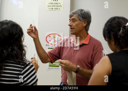 Un professeur hispanique prépare les étudiants à un cours de biologie à l'école secondaire Achieve Early College, sur le campus du South Texas College. L'école, qui fait partie du très réputé district scolaire McAllen dans le sud du Texas, à la frontière entre les États-Unis et le Mexique, compte près de 500 3/4 élèves, dont près de 100 000 proviennent de familles économiquement défavorisées. Banque D'Images