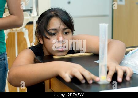 L'étudiant prend des mesures minutieuses pendant le laboratoire de cours de sciences à l'école secondaire Achieve Early College sur le campus du South Texas College. L'école, qui fait partie du très réputé district scolaire McAllen dans le sud du Texas, à la frontière entre les États-Unis et le Mexique, compte près de 500 3/4 élèves, dont près de 100 000 proviennent de familles économiquement défavorisées. Banque D'Images