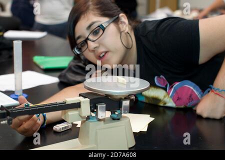 L'étudiant prend des mesures minutieuses pendant le laboratoire de cours de sciences à l'école secondaire Achieve Early College sur le campus du South Texas College. L'école, qui fait partie du très réputé district scolaire McAllen dans le sud du Texas, à la frontière entre les États-Unis et le Mexique, compte près de 500 3/4 élèves, dont près de 100 000 proviennent de familles économiquement défavorisées. Banque D'Images