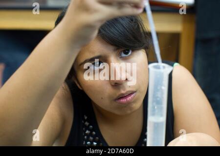 L'étudiant prend des mesures minutieuses pendant le laboratoire de cours de sciences à l'école secondaire Achieve Early College sur le campus du South Texas College. L'école, qui fait partie du très réputé district scolaire McAllen dans le sud du Texas, à la frontière entre les États-Unis et le Mexique, compte près de 500 3/4 élèves, dont près de 100 000 proviennent de familles économiquement défavorisées. Banque D'Images