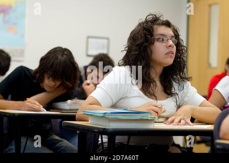 Les étudiants écoutent l'enseignant pendant la classe à l'école secondaire Achieve Early College sur le campus du South Texas College. L'école, qui fait partie du très réputé district scolaire McAllen dans le sud du Texas, à la frontière entre les États-Unis et le Mexique, compte près de 500 3/4 élèves, dont près de 100 000 proviennent de familles économiquement défavorisées. Banque D'Images