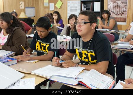 Les étudiants hispaniques prêtent attention pendant la classe à l'école secondaire Achieve Early College sur le campus du South Texas College. L'école, qui fait partie du très réputé district scolaire McAllen dans le sud du Texas, à la frontière entre les États-Unis et le Mexique, compte près de 500 3/4 élèves, dont près de 100 000 proviennent de familles économiquement défavorisées. Banque D'Images