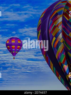 Ballons d'air chaud colorés volant Banque D'Images