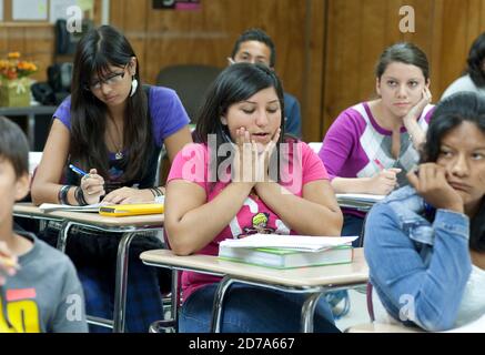 Les étudiants écoutent l'enseignant pendant la classe à l'école secondaire Achieve Early College sur le campus du South Texas College. L'école, qui fait partie du très réputé district scolaire McAllen dans le sud du Texas, à la frontière entre les États-Unis et le Mexique, compte près de 500 3/4 élèves, dont près de 100 000 proviennent de familles économiquement défavorisées. Banque D'Images