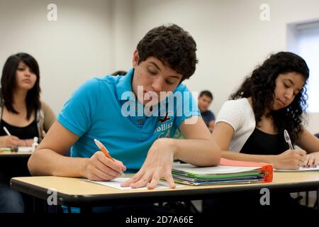 Les étudiants hispaniques participent à un quiz lors d'un cours d'études sociales à l'école secondaire Achieve Early College, sur le campus du South Texas College. L'école, qui fait partie du très réputé district scolaire McAllen dans le sud du Texas, à la frontière entre les États-Unis et le Mexique, compte près de 500 3/4 élèves, dont près de 100 000 proviennent de familles économiquement défavorisées. Banque D'Images