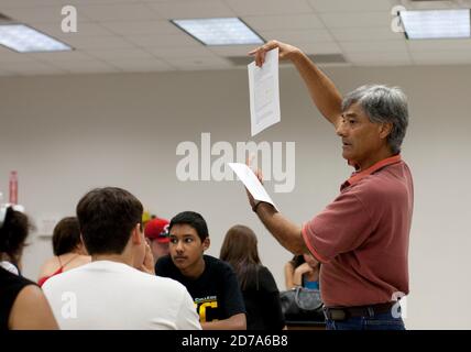 Un professeur hispanique prépare les étudiants à un cours de biologie à l'école secondaire Achieve Early College, sur le campus du South Texas College. L'école, qui fait partie du très réputé district scolaire McAllen dans le sud du Texas, à la frontière entre les États-Unis et le Mexique, compte près de 500 3/4 élèves, dont près de 100 000 proviennent de familles économiquement défavorisées. Banque D'Images