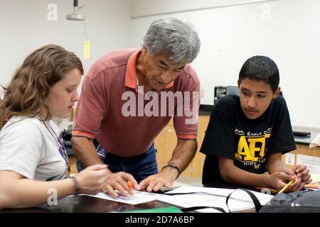 Un professeur hispanique prépare les étudiants à un cours de biologie à l'école secondaire Achieve Early College, sur le campus du South Texas College. L'école, qui fait partie du très réputé district scolaire McAllen dans le sud du Texas, à la frontière entre les États-Unis et le Mexique, compte près de 500 3/4 élèves, dont près de 100 000 proviennent de familles économiquement défavorisées. Banque D'Images