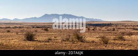 Les montagnes de la Nouvelle rivière s'élevant au-delà d'une terre de table ouverte et aride. Monument national d'Agua Fria, Arizona Banque D'Images