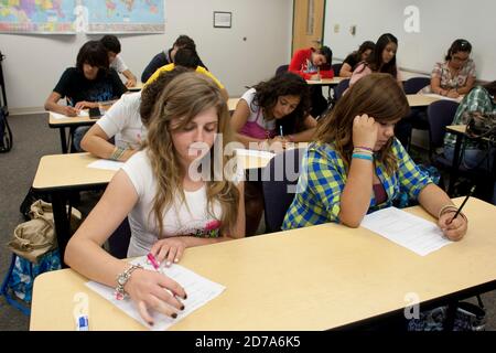 Les étudiants hispaniques participent à un quiz lors d'un cours d'études sociales à l'école secondaire Achieve Early College, sur le campus du South Texas College. L'école, qui fait partie du très réputé district scolaire McAllen dans le sud du Texas, à la frontière entre les États-Unis et le Mexique, compte près de 500 3/4 élèves, dont près de 100 000 proviennent de familles économiquement défavorisées. Banque D'Images