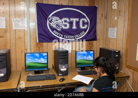 Une étudiante dans le laboratoire informatique de l'école secondaire Achieve Early College sur le campus de South Texas College. L'école, qui fait partie du très réputé district scolaire McAllen dans le sud du Texas, à la frontière entre les États-Unis et le Mexique, compte près de 500 3/4 élèves, dont près de 100 000 proviennent de familles économiquement défavorisées. Banque D'Images