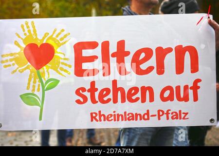 Corona-Proteste à Mannheim: Auf einer kurzfristig anberautten Kundgebung versammeln sich mehrere hunbert Gegner der aktuellen Coronamaßnahmen. Banque D'Images