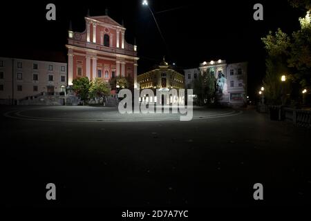 Ljubljana, Slovenija. 21 octobre 2020. Photo montre une rue vide à Ljubljana, Slovenija, 21 octobre 2020. La Slovénie a enregistré son nombre quotidien record de cas de COVID-19 -- 1,504, portant le nombre total de cas de coronavirus à 15,983 dans le pays, selon les chiffres officiels publiés mercredi. La nouvelle vague est venue avec l'entrée en vigueur d'une série de nouvelles restrictions, dont un couvre-feu entre 9 heures et 6 heures, mardi, l'interdiction des mouvements entre les régions statistiques, l'interdiction des rassemblements de plus de six personnes. Credit: Zeljko Stevanic/Xinhua/Alay Live News Banque D'Images