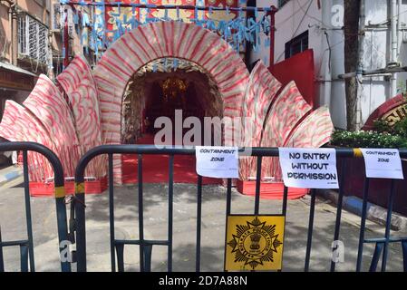 Aucun panneau d'entrée n'est placé devant les Pandals de Durga Puja à Kolkata.Kolkata High court le soir du 19/10/2020 ordonné que tous les Pandals de Puja soient considérés comme aucune zone d'entrée et de confinement. Seul un nombre sélectif de membres du comité Puja sera autorisé à l'intérieur. Cinq (5) mètres de petites pandas et 10 mètres de grandes barricades pandales devraient être installés pour contrôler les grands rassemblements. Les organisateurs de Puja se sont déplacés à la haute Cour contre cette décision aujourd'hui, mais la haute Cour n'a pas changé son verdict. Il se trouve toujours à la zone d'entrée nulle à l'intérieur de Puja Pandals. Banque D'Images