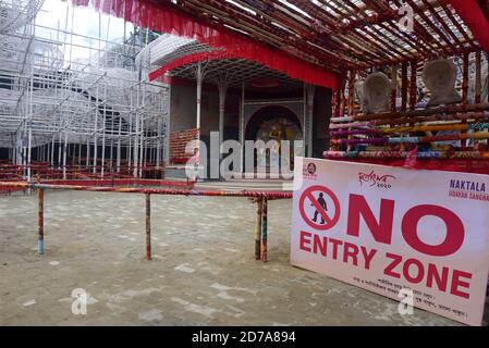 Un panneau de non entrée est vu placé devant Durga Puja Pandals à Kolkata.Kolkata High court le soir du 19/10/2020 ordonné que tous les Puja Pandals soient considérés comme zone de non entrée et de confinement. Seul un nombre sélectif de membres du comité Puja sera autorisé à l'intérieur. Cinq (5) mètres de petites pandas et 10 mètres de grandes barricades pandales devraient être installés pour contrôler les grands rassemblements. Les organisateurs de Puja se sont déplacés à la haute Cour contre cette décision aujourd'hui, mais la haute Cour n'a pas changé son verdict. Il se trouve toujours à la zone d'entrée nulle à l'intérieur de Puja Pandals. Banque D'Images