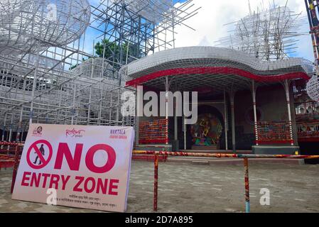 Un panneau de non entrée est vu placé devant Durga Puja Pandals à Kolkata.Kolkata High court le soir du 19/10/2020 ordonné que tous les Puja Pandals soient considérés comme zone de non entrée et de confinement. Seul un nombre sélectif de membres du comité Puja sera autorisé à l'intérieur. Cinq (5) mètres de petites pandas et 10 mètres de grandes barricades pandales devraient être installés pour contrôler les grands rassemblements. Les organisateurs de Puja se sont déplacés à la haute Cour contre cette décision aujourd'hui, mais la haute Cour n'a pas changé son verdict. Il se trouve toujours à la zone d'entrée nulle à l'intérieur de Puja Pandals. Banque D'Images