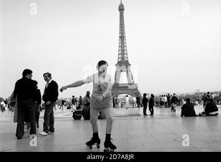 Homme d'âge moyen patinant au Trocadéro près de la Tour Eiffel à Paris. 1995. PHOTO DE DAVID BAGNALL 1990s personnes extérieures à la recherche de l'attention Banque D'Images