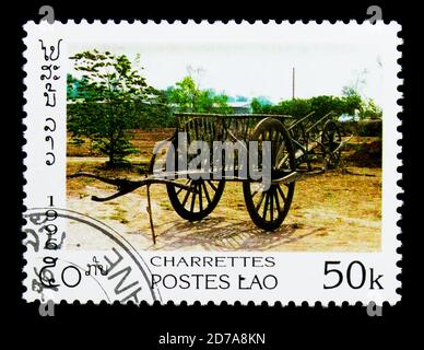 MOSCOU, RUSSIE - 26 NOVEMBRE 2017 : un timbre imprimé en République démocratique populaire lao montre des charrettes, série de wagons terrestres, vers 1996 Banque D'Images