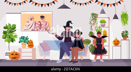 joyeux halloween fête concept famille dans les costumes discuter avec grand-parents pendant les appels vidéo communication en ligne auto-isolation salon illustration du vecteur horizontal intérieur Illustration de Vecteur