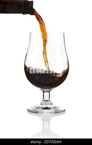 verres à bière versés sur fond blanc Banque D'Images