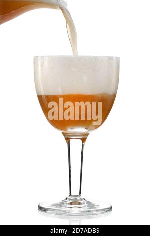 verres à bière versés sur fond blanc Banque D'Images