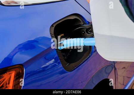 Remplissage rapproché du liquide d'échappement diesel du réservoir dans le réservoir de la voiture bleue pour réduire la pollution de l'air. Respectueux de l'environnement ou de l'environnement Banque D'Images